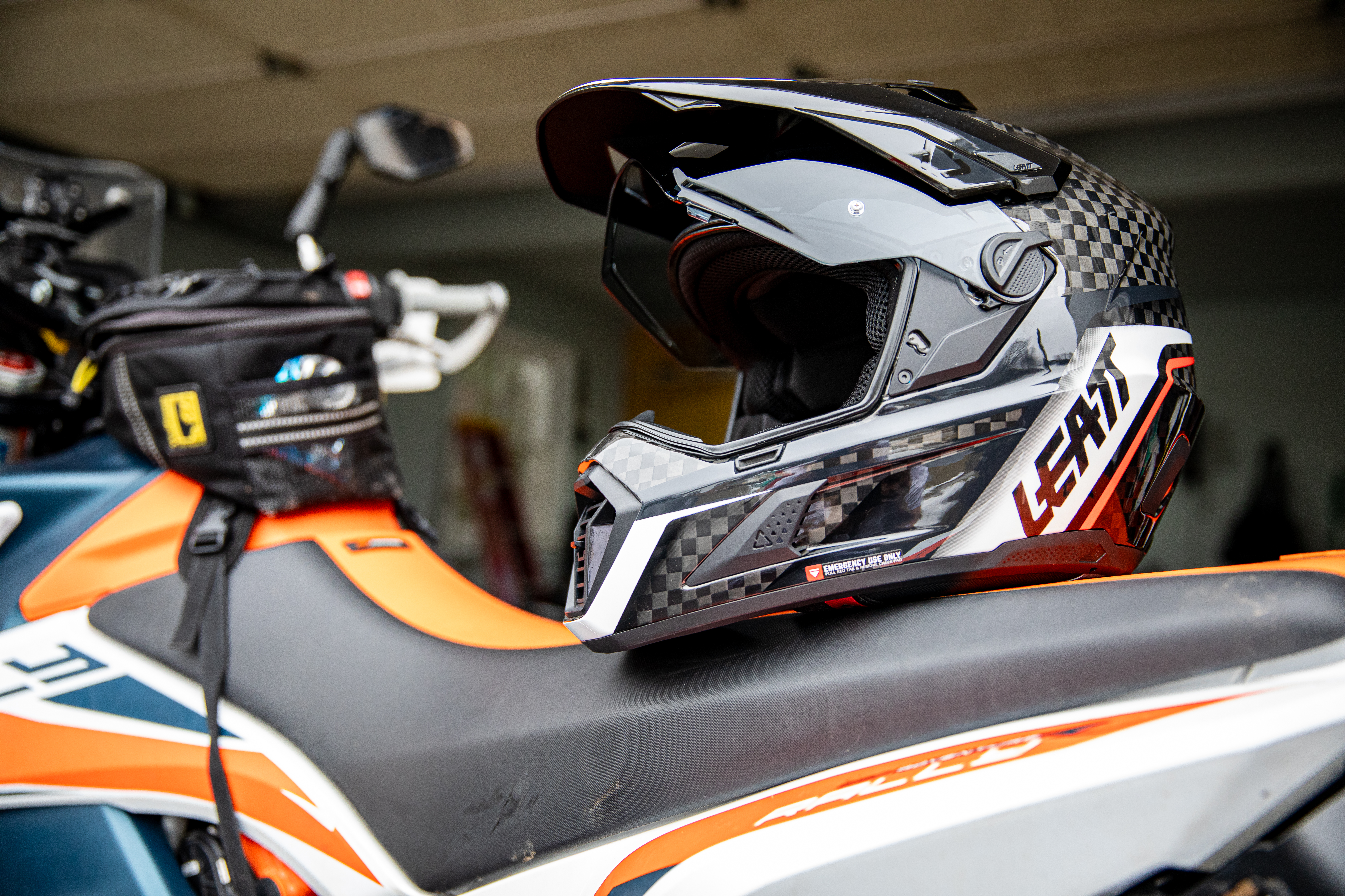Leatt_9.5_V25_Carbon_Best_ADV_Helmet_2026