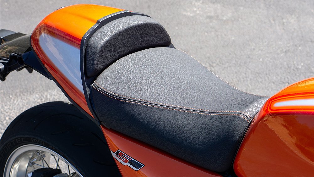 A close-up of the R 12 S's single saddle.