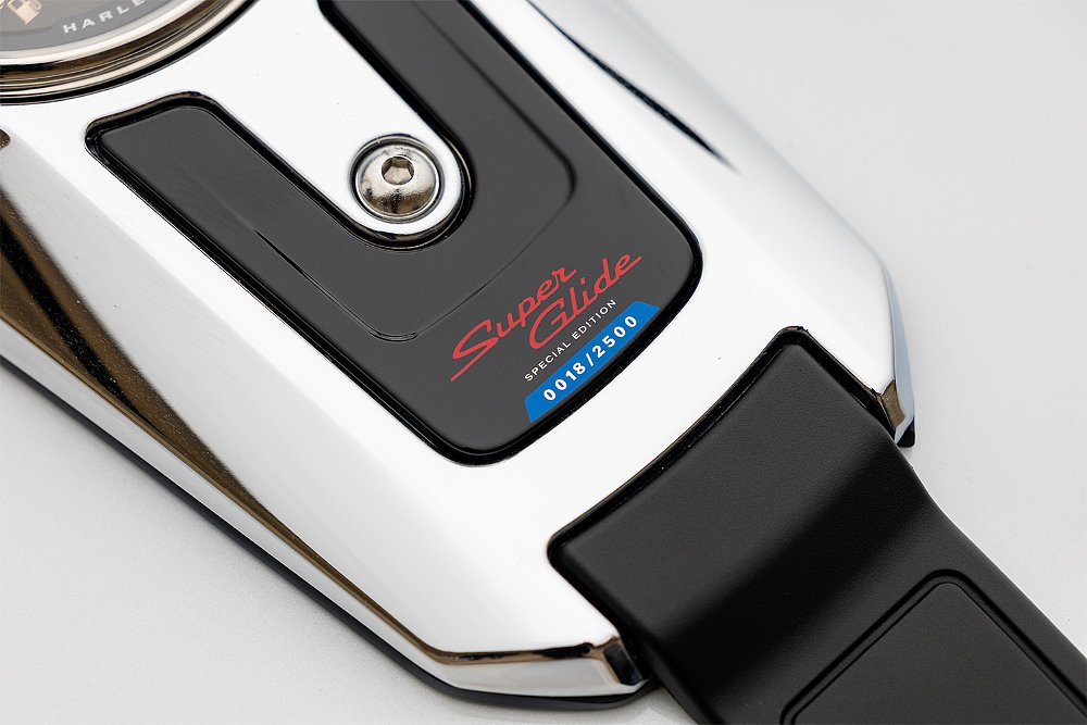 A close-up of the Super Glide's tank console.