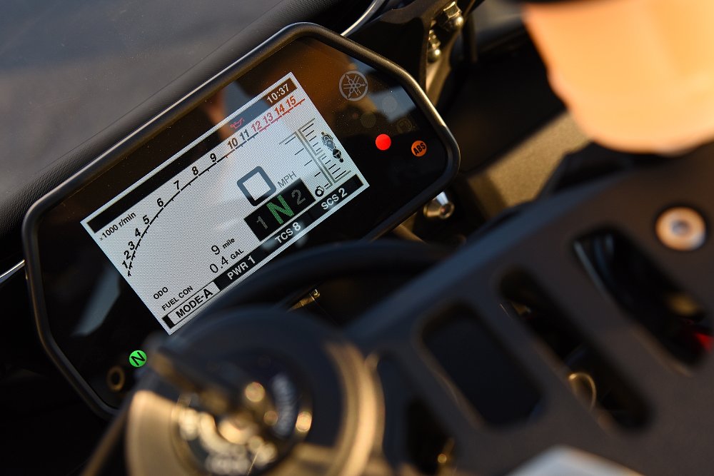 2016 Yamaha YZF-R1S gauges