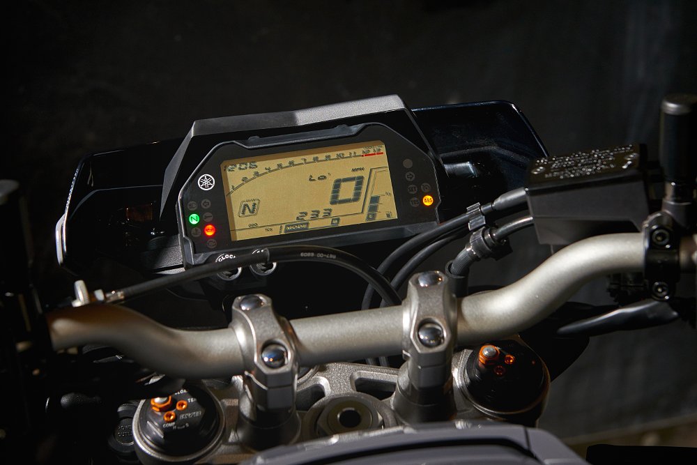 instrumentation on 2017 Yamaha FZ-10