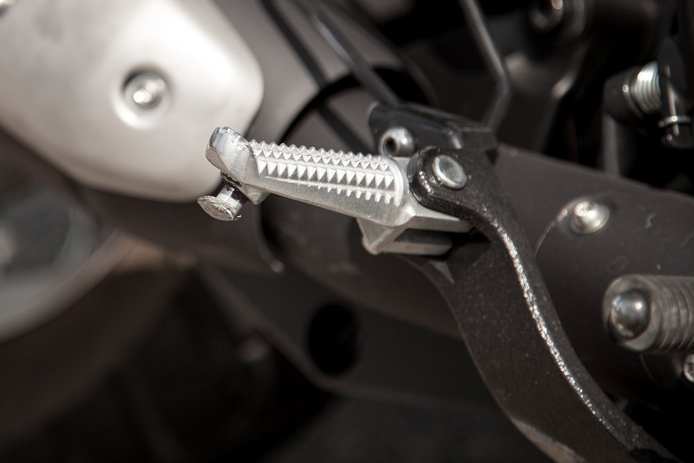 Yamaha SCR950 Footpegs