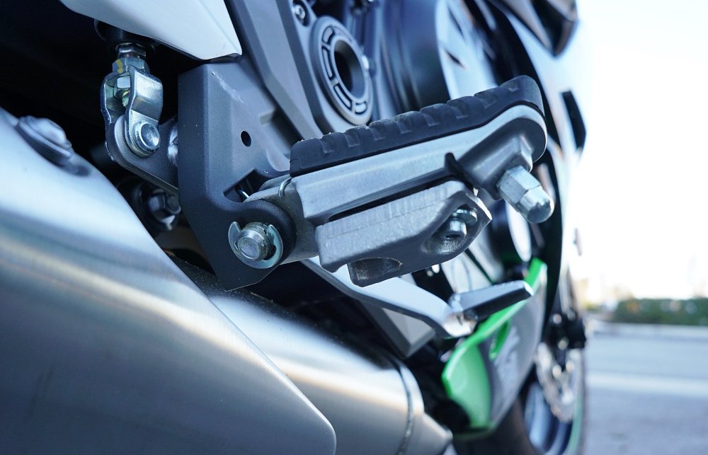 2017 Kawasaki Ninja 650 footpegs