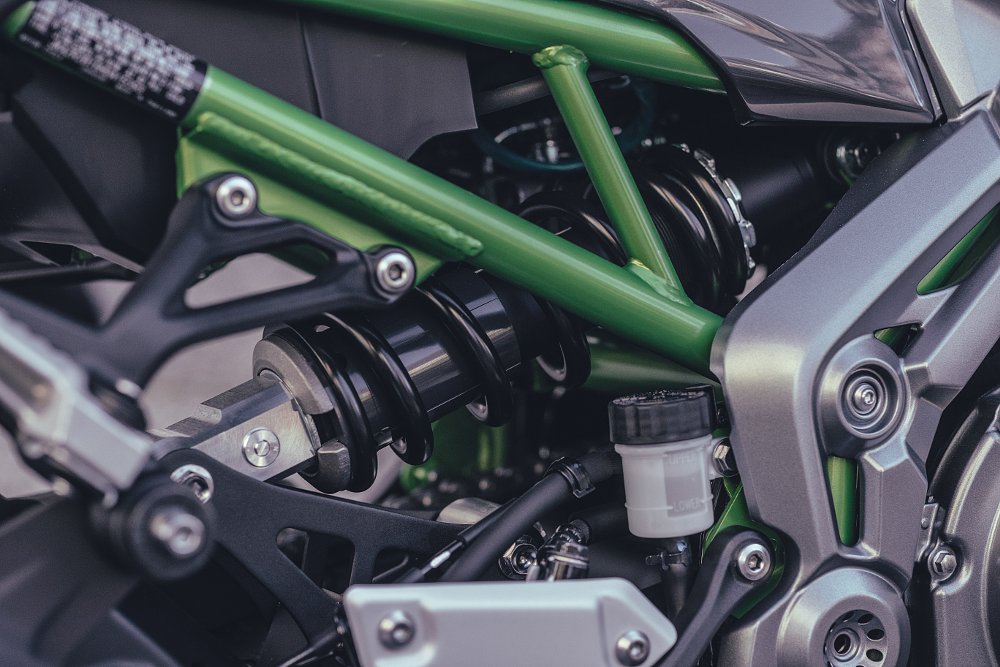 2017 Kawasaki Z900 First Ride Review Suspension