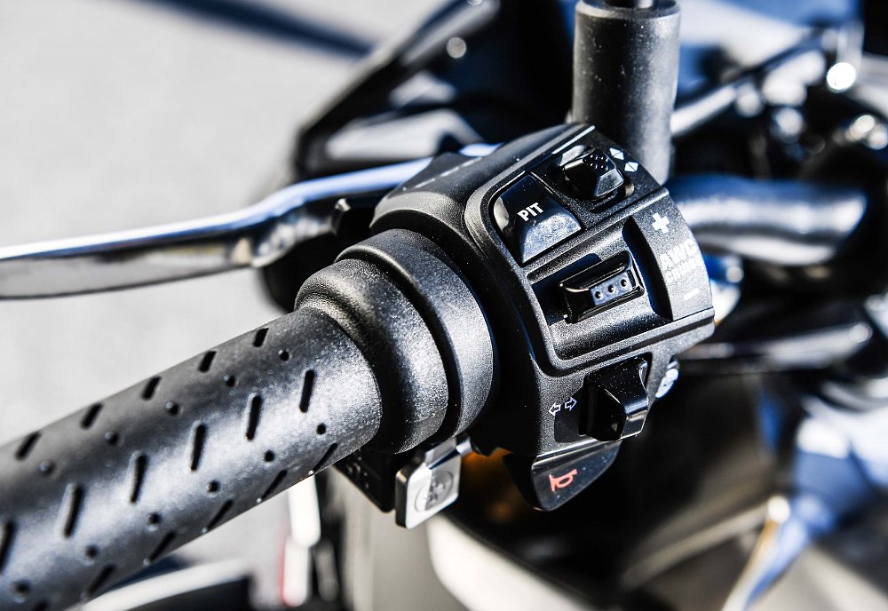 Aprilia handlebar control