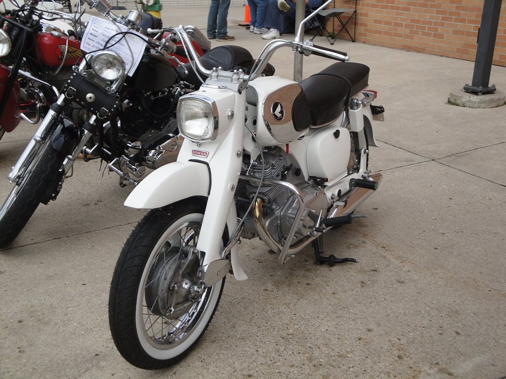 By Greg Gjerdingen from Willmar, USA - 64 Honda Dream CA77, CC BY 2.0, https://commons.wikimedia.org/w/index.php?curid=40123659