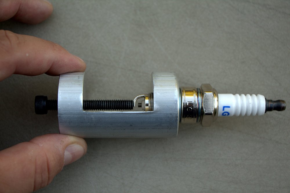 Plug gap closer