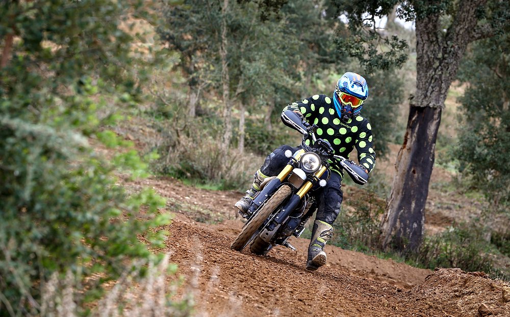 Triumph Scrambler 1200 XC and 1200 XE Review 