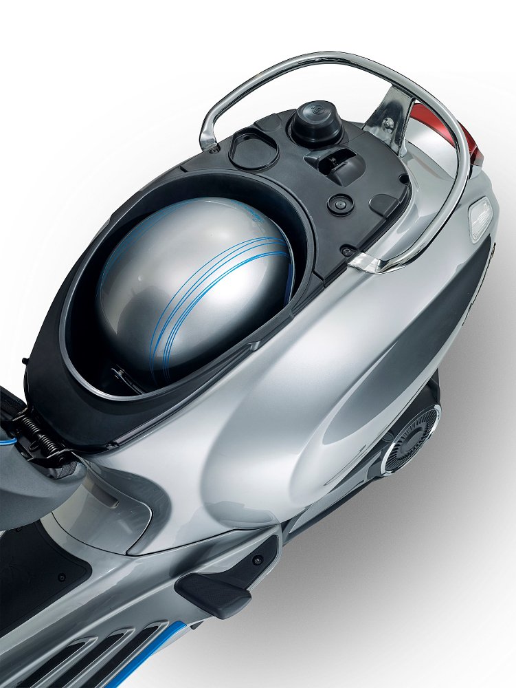 Vespa Elettrica underseat storage