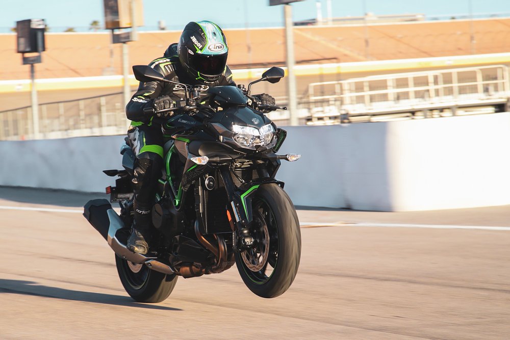 Kawasaki Z H2 wheelie