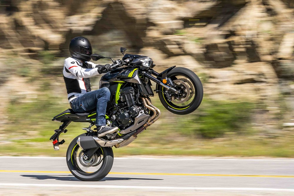 Kawasaki Z900 wheelie
