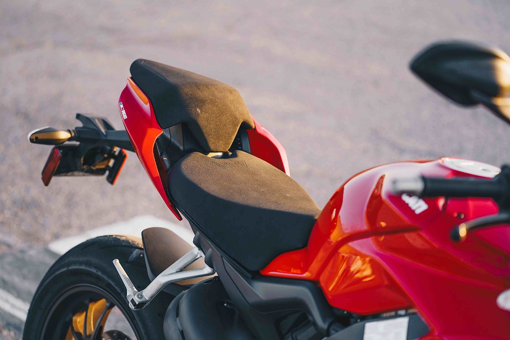 ducati streetfighter seat