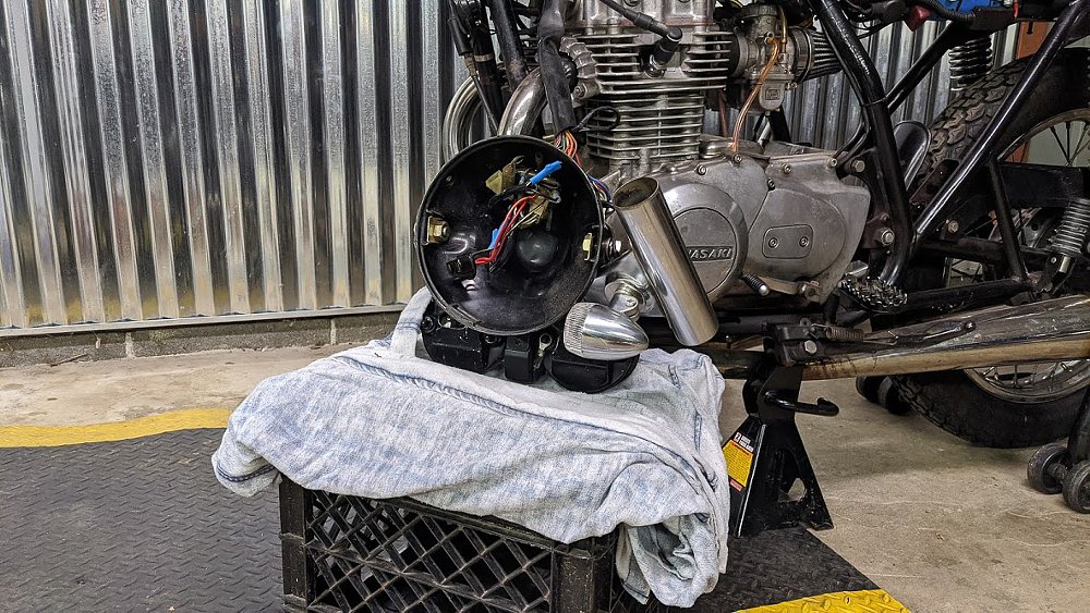 Remove motorcycle headlight