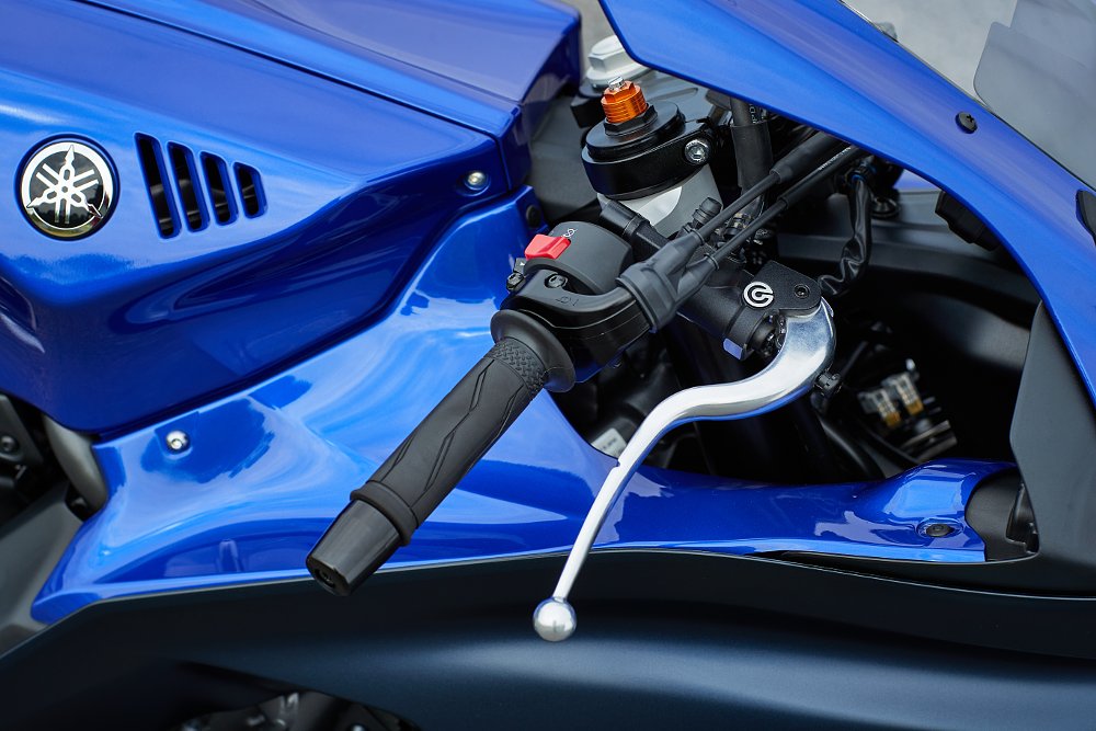 2022 Yamaha R7 Brembo front brake lever detail