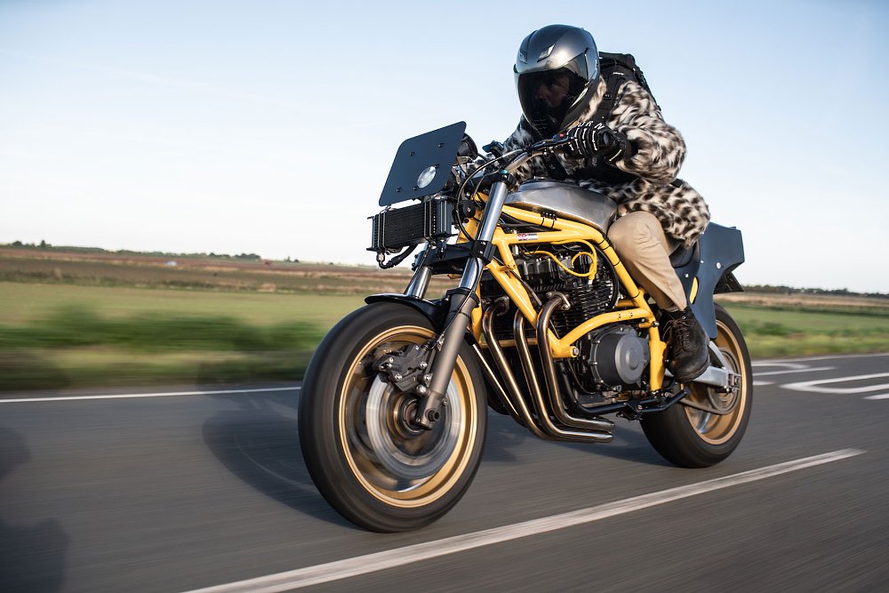 Harris-frame custom at speed on the road