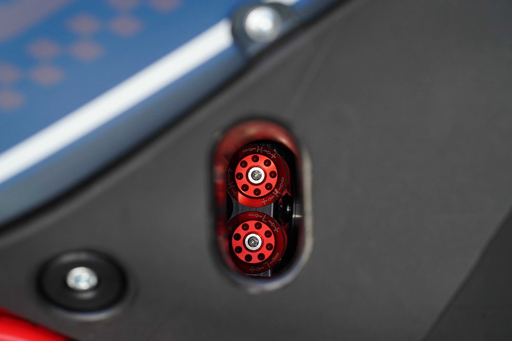 2024 Kramer GP2-890RR shock compression damping dial detail.