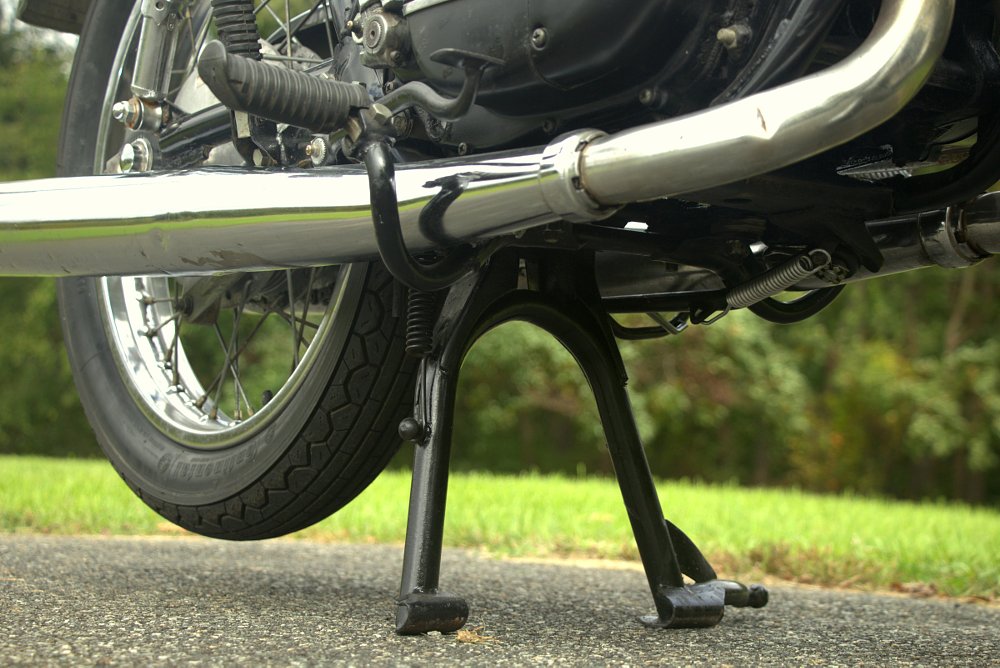 RD350 on its center stand