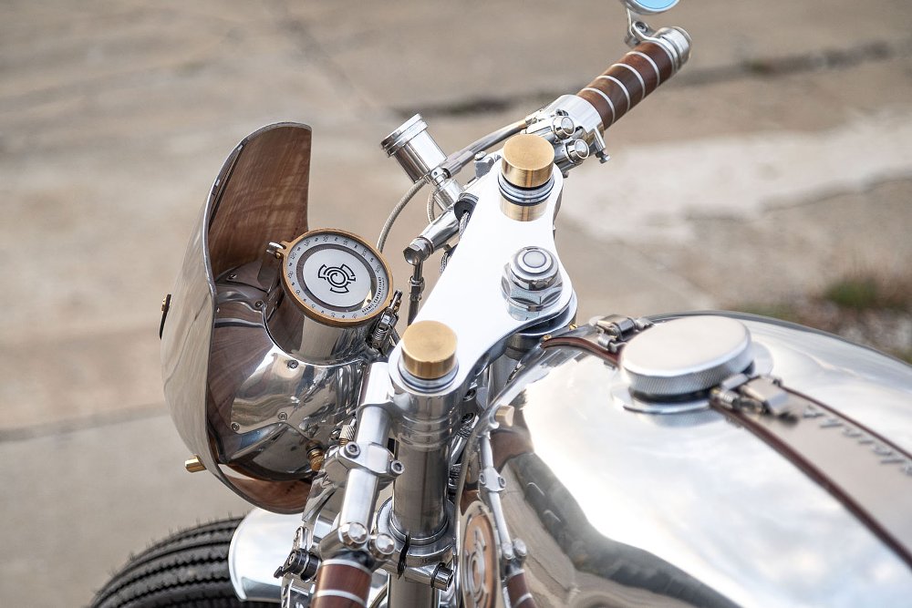 close view of the unpainted allow tank and top triple tree