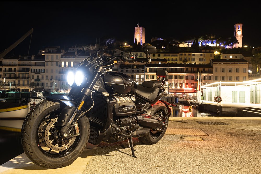 Rocket 3 Storm at night in the city