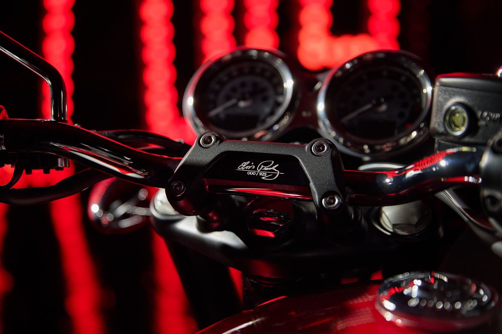 closeup of the numbered triple clamp