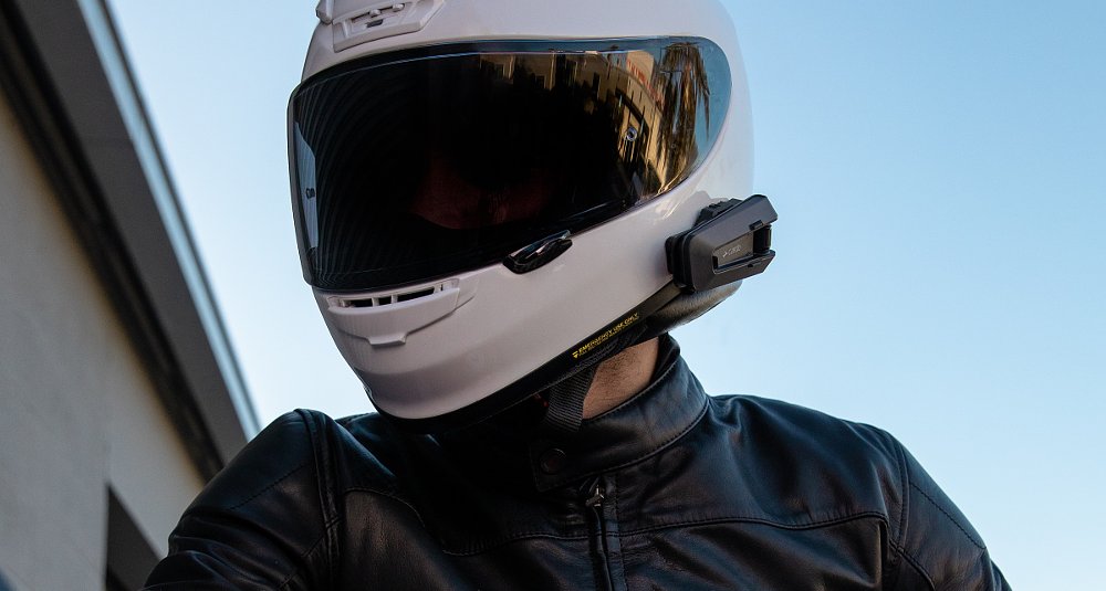 photo of a rider with the Cardo communicator on the helmet