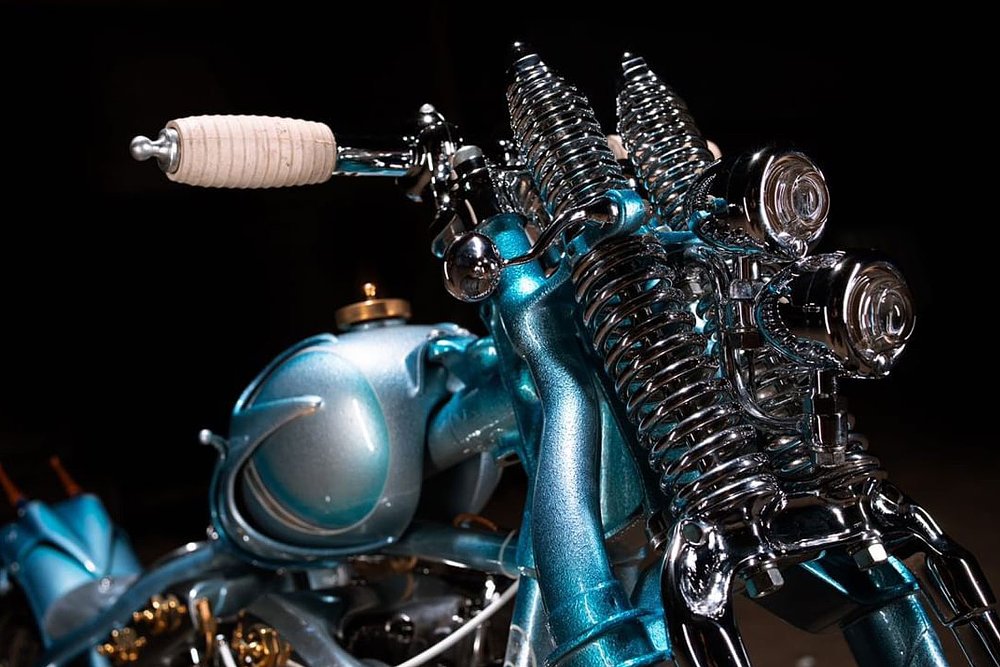 close view of the front suspension and handgrips