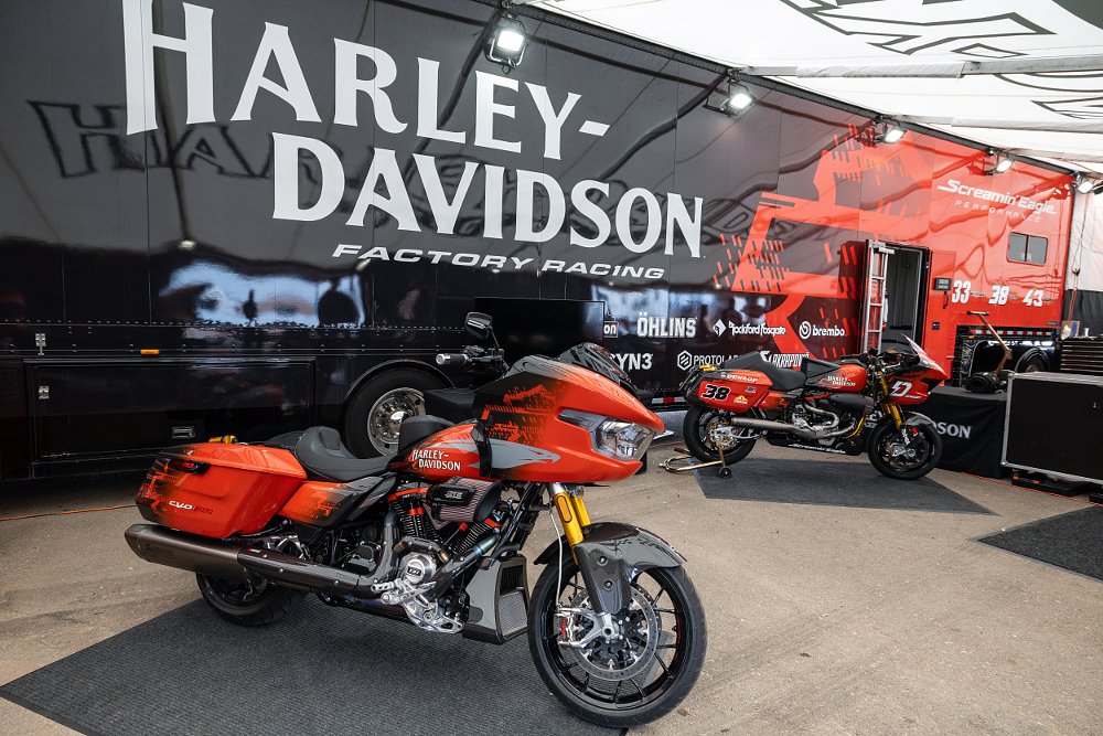 CVO Road Glide RR and KoB bike