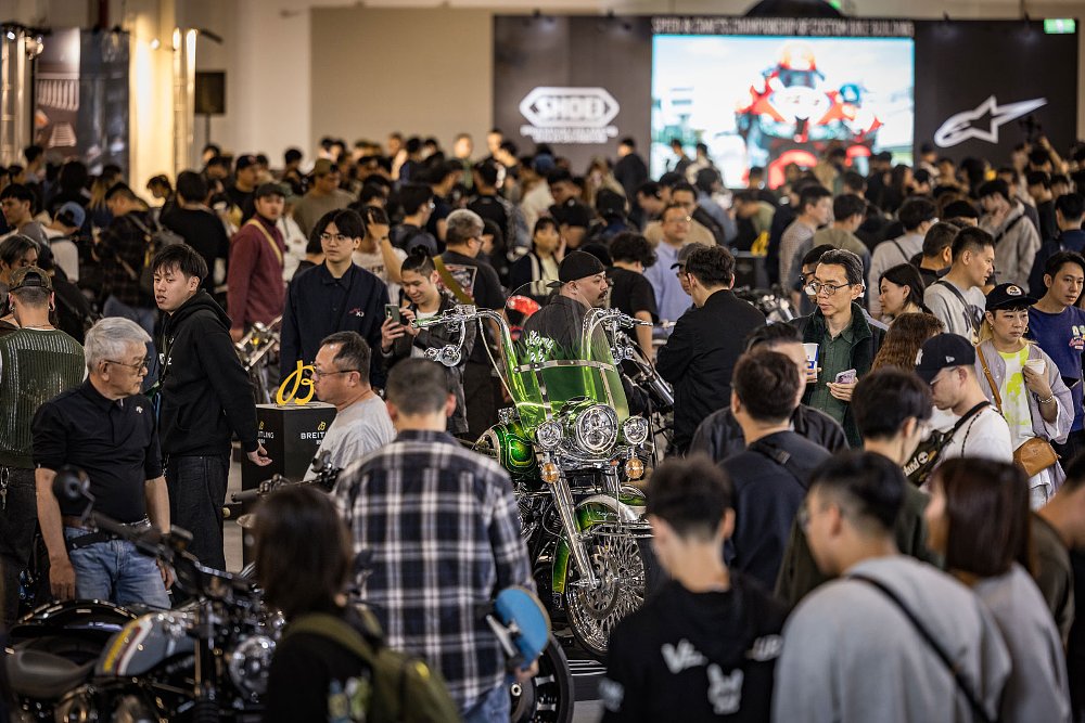 overall view of the crowd at the Speed & Crafts Show