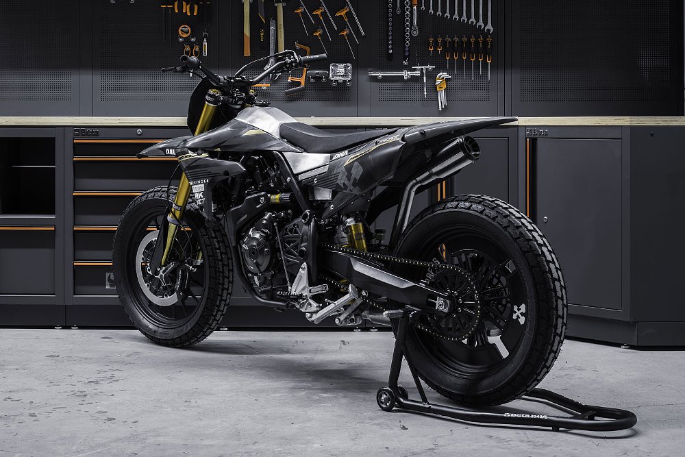 rear three-quarters view of the YenereZ, with small aluminum tank