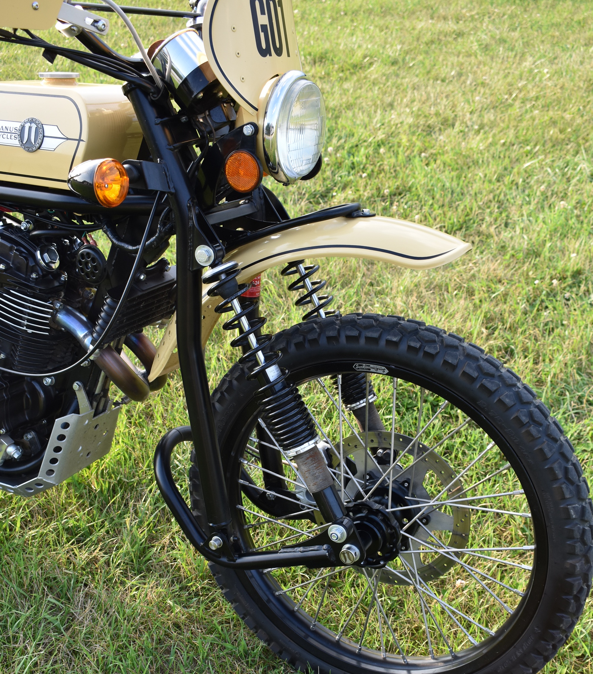 ビー A quick ride on the new Janus Gryffin 450 scrambler